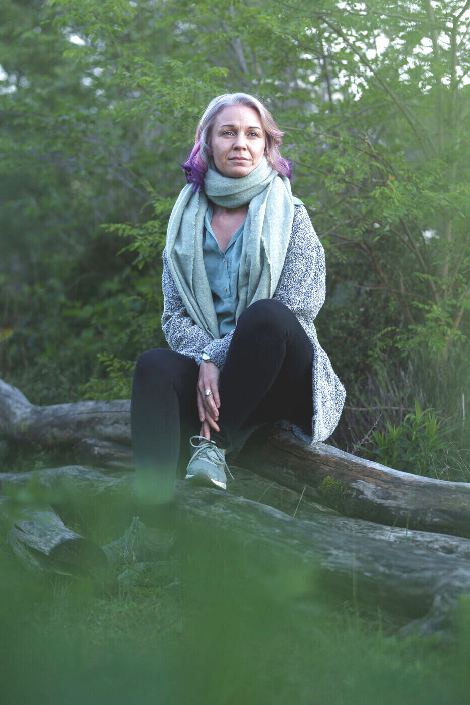 Natascha Kuhn sitzt nachdenklich im Wald
